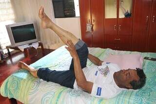Antônio Araújo dos Santos, de 57 anos, mostra ferimentos e pé inchado (Foto: Paulo Francis)