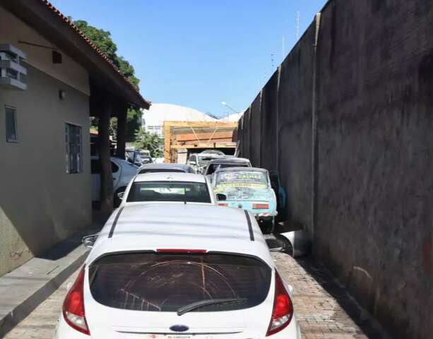 Inc&ecirc;ndio em funilaria atinge quatro ve&iacute;culos, um com perda total