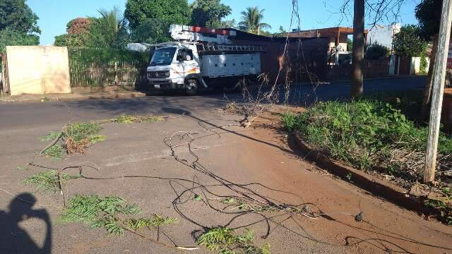 Virou rotina: caminh&atilde;o se enrosca em fios soltos e arrebenta rede 