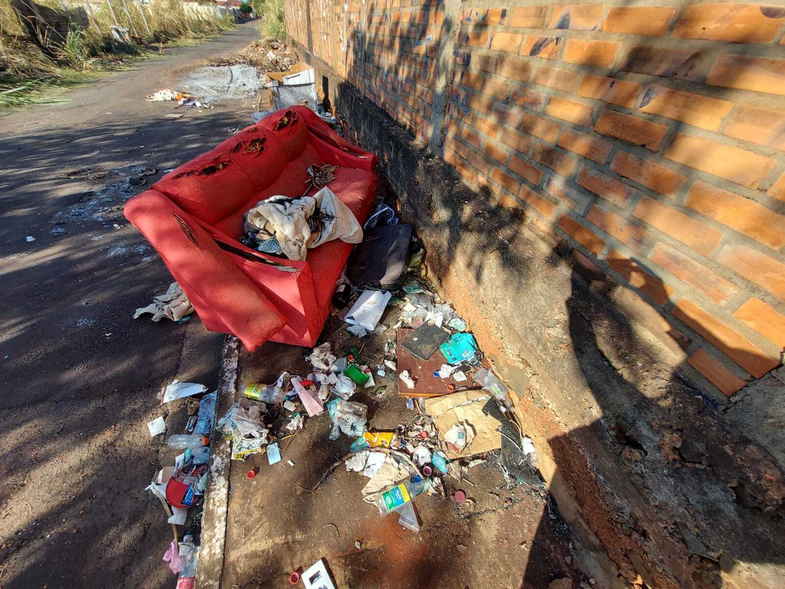 Moradores denunciam estacionamento irregular em dia de jogo no