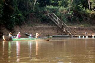 Com praias e trechos de rochas, Rio Miranda tem fartura de peixes no Águas de Miranda, sobressaindo o dourado.