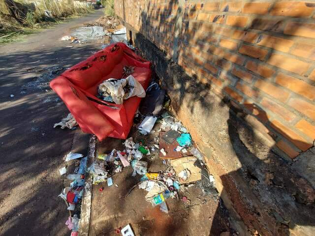 Morador denuncia descarte irregular de lixo em via p&uacute;blica na Vila Sobrinho 