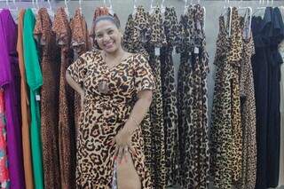 Tatiane veste um dos vestidos da loja que tem na Avenida Calógeras. (Foto: Marcos Maluf)