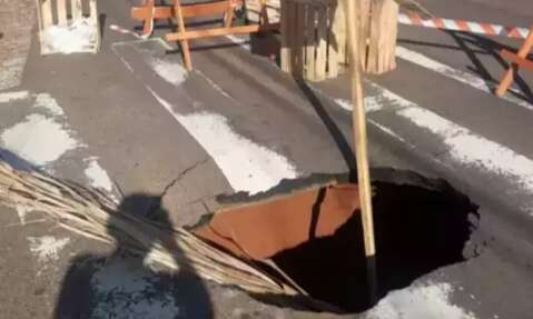 Asfalto cede e carros caem um ap&oacute;s o outro em cratera na Rua Joaquim Murtinho 