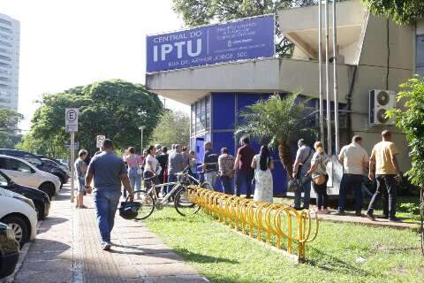 Com fila até do lado de fora, Central do IPTU entrega senhas até às 18 horas