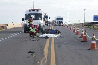 Homem morre depois de colidir motocicleta em carreta na sa&iacute;da para Tr&ecirc;s Lagoas