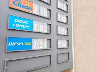 Preço de diesel no Posto Vitória, na Avenida Costa e Silva, na Vila Progresso. (Foto: Caroline Maldonado)