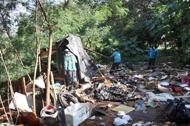 Prefeitura inicia limpeza em trecho cr&iacute;tico do C&oacute;rrego Anhandu&iacute; 