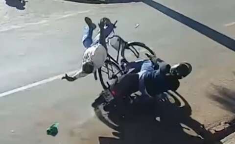 Ciclista e motociclista s&atilde;o arremessados ap&oacute;s colis&atilde;o em Maracaju