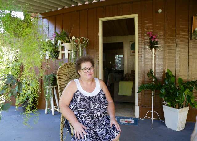 Após ser paralisada por tumor, Mara fez da casa de madeira um recomeço