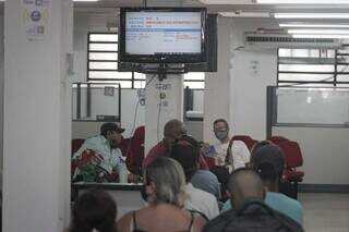 Candidatos aguardam por atendimento no prédio da Funsat (Foto: Marcos Maluf/Arquivo)