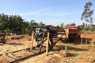 Homem &eacute; socorrido com pernas quebradas ap&oacute;s ser atingido por m&aacute;quina de 400 kg