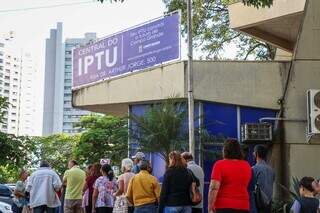 Pouco antes de abrir, contribuintes já faziam fila em frente à Central do IPTU. (Foto: Henrique Kawaminami)