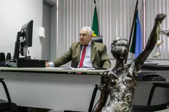 Juiz criminal questiona uso de algemas em casos de baixo risco