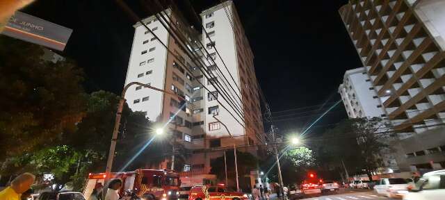 Fogo em churrasqueira de terra&ccedil;o assusta e pr&eacute;dio &eacute; evacuado