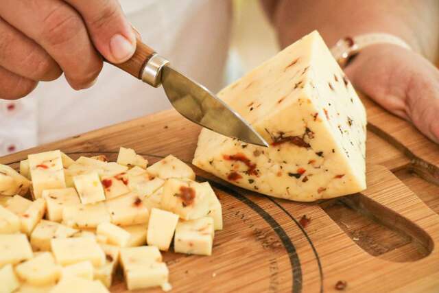 Com tradi&ccedil;&atilde;o do bisav&ocirc;, Cristiane faz 16 tipos de queijo artesanal