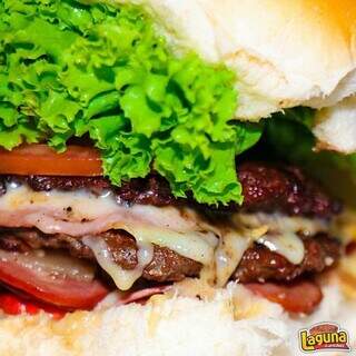 O melhor hambúrguer da região, preparado de forma artesanal. (Foto: Divulgação)