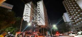 Fogo no alto de prédio na 13 de Junho com a Dom Aquino assustou moradores (Foto: Geniffer Rafaela)