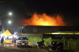 Incêndio na loja do Fort Atacadista na Avenida Presidente Vargas, no Bairro Papa João Paulo II. (Foto: Arquivo/Paulo Francis)