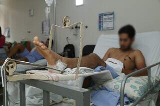 Paciente internado na Santa Casa com trauma na perna após acidente de trânsito. (Foto: Kísie Ainoã)