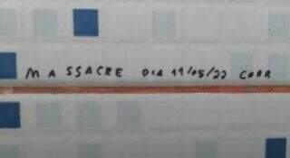 Mensagem escrita no azulejo de escola do Jardim Tijuca. (Foto: Direto das Ruas)