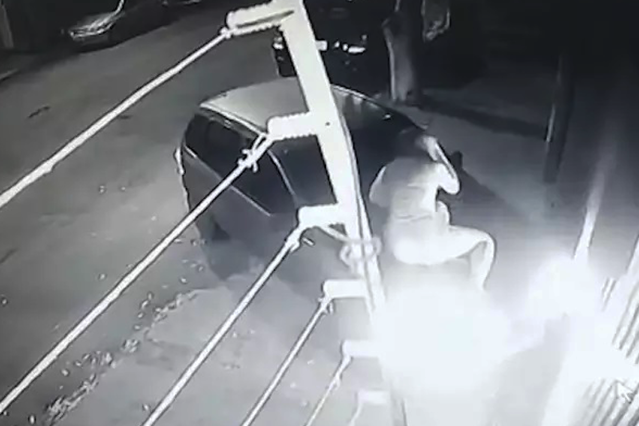 Namorada sobe em cap&ocirc; durante briga e carro bate justamente no port&atilde;o da PRF