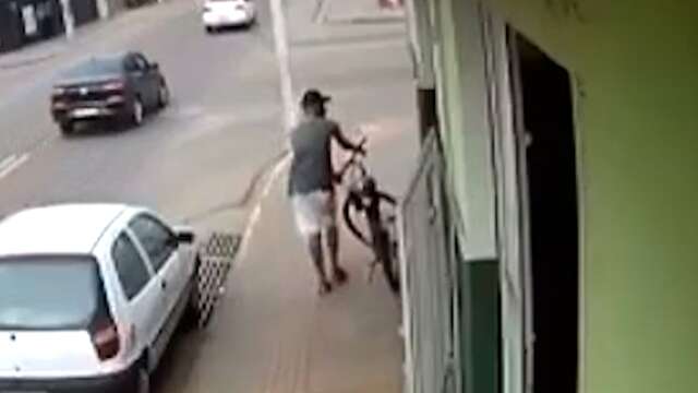Homem furta bicicleta em plena luz do dia na Av. Souto Maior 