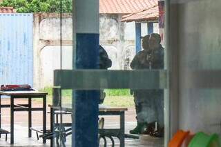 Policiais dentro do pátio da escola do Jardim Tijuca. (Foto: Henrique Kawaminami)