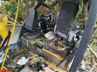 No ônibus destruído, grãos de milho da carga de condutor de MS (Foto: Guia Medianeiras)