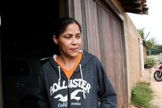 Assistente em educação mora no local há 13 anos e sempre conviveu com a situação no Nova Lima. (Foto: Henrique Kawaminami)