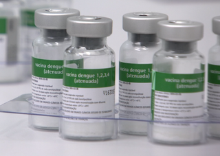 Ampola de vacina contra a dengue. (Foto: TV Brasil)