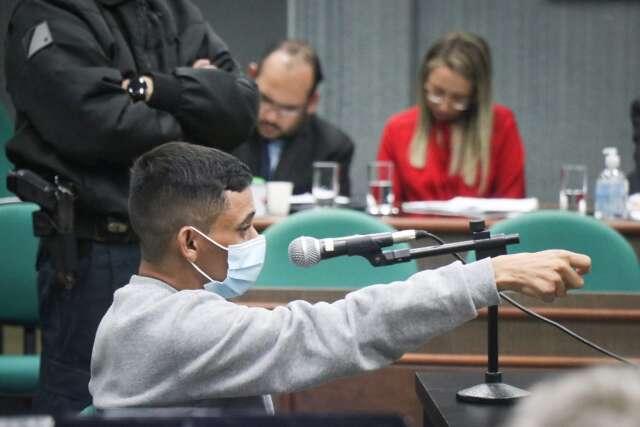R&eacute;u diz que atirou contra ex ao ser chamado de &quot;chifrudo&quot; e virar chacota