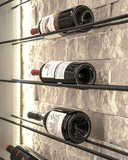 Vergalhões foram usados como estrutura para as garrafas de vinho. (Foto: Janaina Lott)