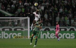 Zagueiro Arboleda sobe para disputar a bola com atacante do Juventude. (Foto: Divulgação)