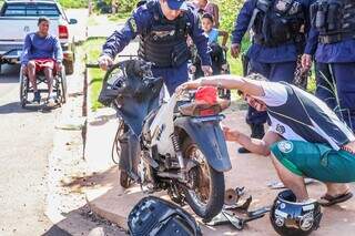 A moto que a vítima conduzia ficou com o guidão retorcido. (Foto: Henrique Kawaminami)