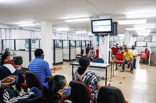 População aguardando atendimento na Funsat, em Campo Grande. (Foto: Arquivo/Henrique Kawaminami)