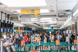 Passageiros embarcam no Aeroporto Internacional de Campo Grande. (Foto: Henrique Kawaminami)