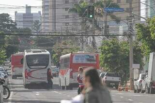 Ônibus fazendo o desvio pela Rua 7 de Semtembro, na manhã desta quinta-feira (12). (Foto: Marcos Maluf)