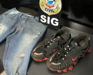 A calça e o tênis utilizados no dia do assassinato pelo adolescente. (Foto: Polícia Civil) 