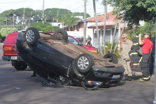 Chevrolet Prisma capotou depois de colidir em carro estacionado. (Foto: Marcos Maluf)
