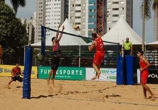 Duplas em quadra de areia por torneio de vôlei no Centro da Capital (Foto: Divulgação)