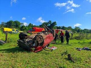 Carro capotou várias vezes e um dos ocupantes foi arremessado. (Foto: Raquel Fernandes)