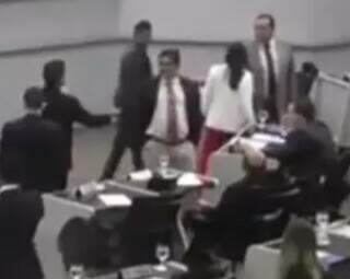 Momento em que Camila Jara (de blaser branco) dá as costas para Tiago Vargas, que fica gesticulando e &#34;falando sozinho&#34;. Outros vereadores observam. (Foto: Reprodução)