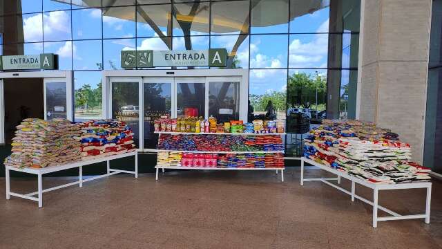Alimentos arrecadados na Paix&atilde;o de Cristo v&atilde;o para fam&iacute;lias vulner&aacute;veis