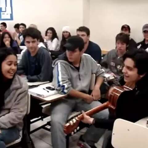 Advogada viraliza cantando na sala de aula com Luan Santana