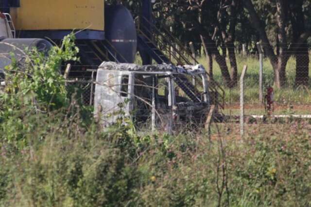 Com 45 mil litros de gasolina, carreta pega fogo em distribuidora