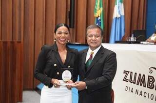 Advogada recebeu Troféu Zumbi dos Palmares, em comemoração ao Dia da Consciência Negra, na Assembleia Legislativa de MS. (Foto: ALMS)