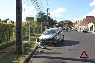 Carro avan&ccedil;a na dire&ccedil;&atilde;o de poste ap&oacute;s bater de frente com moto em cruzamento 