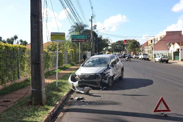 Carro avan&ccedil;a na dire&ccedil;&atilde;o de poste ap&oacute;s bater de frente com moto em cruzamento 