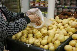 Cliente escolhe batatas em supermercado da Capital. (Foto: Paulo Francis)